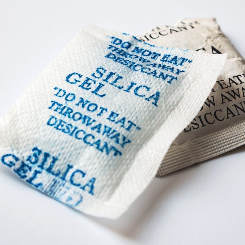 Gói hút ẩm Silica Gel dùng bảo vệ hàng hóa khỏi độ ẩm